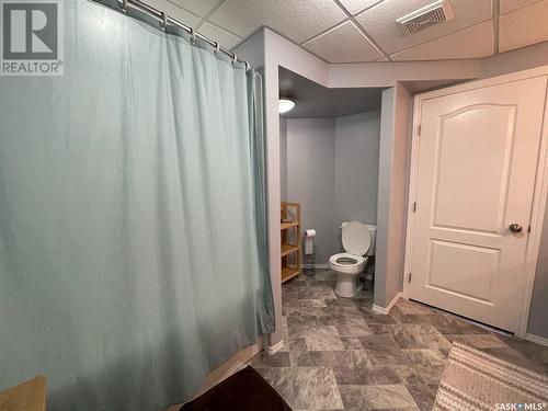 212 4Th Avenue E, Kindersley, SK - Indoor Photo Showing Bathroom