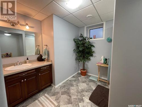 212 4Th Avenue E, Kindersley, SK - Indoor Photo Showing Bathroom