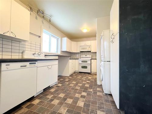 25 6Th Street Nw, Portage La Prairie, MB - Indoor Photo Showing Kitchen