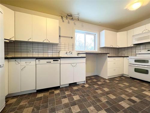 25 6Th Street Nw, Portage La Prairie, MB - Indoor Photo Showing Kitchen