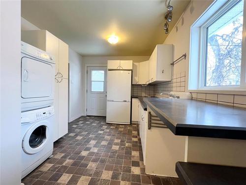 25 6Th Street Nw, Portage La Prairie, MB - Indoor Photo Showing Laundry Room