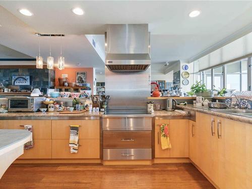 821-21 Dallas Rd, Victoria, BC - Indoor Photo Showing Kitchen