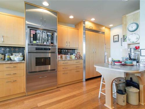 821-21 Dallas Rd, Victoria, BC - Indoor Photo Showing Kitchen