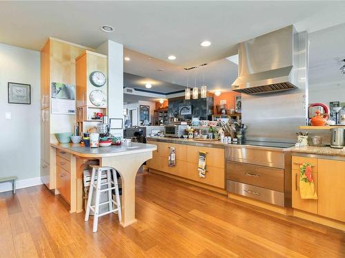 821-21 Dallas Rd, Victoria, BC - Indoor Photo Showing Kitchen