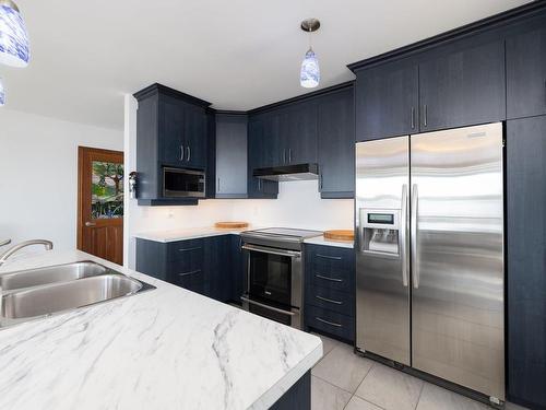 Kitchen - 2894 Boul. Perrot, Notre-Dame-De-L'Île-Perrot, QC - Indoor Photo Showing Kitchen With Double Sink With Upgraded Kitchen