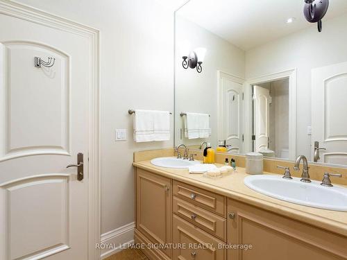 1161 Tecumseh Park Dr, Mississauga, ON - Indoor Photo Showing Bathroom