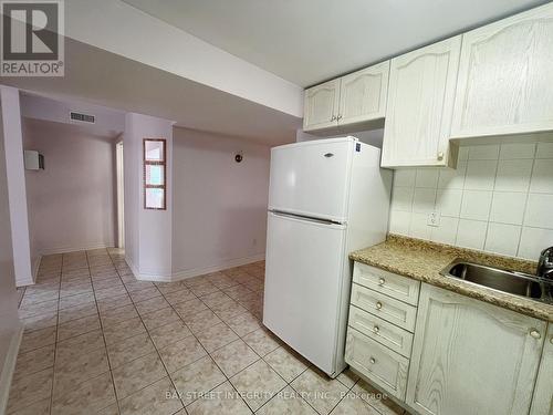 23 Catalpa Crescent, Vaughan, ON - Indoor Photo Showing Kitchen