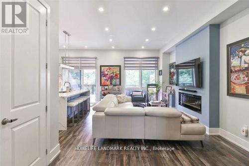 30 Crestridge Drive, Vaughan, ON - Indoor Photo Showing Living Room