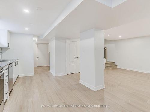 Lower-391 Targa Rd, Mississauga, ON - Indoor Photo Showing Kitchen