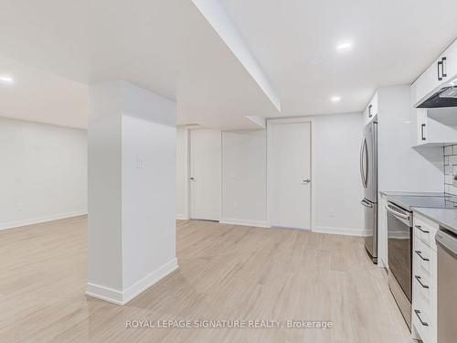 Lower-391 Targa Rd, Mississauga, ON - Indoor Photo Showing Kitchen