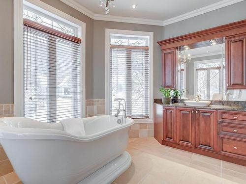 Salle de bains attenante Ã  la CCP - 53 Av. Du Bel-Horizon, Sainte-Julie, QC - Indoor Photo Showing Bathroom