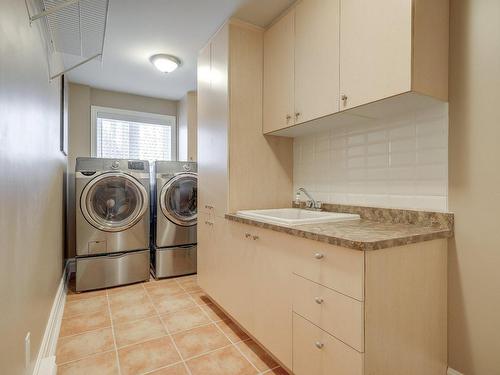 Laundry room - 53 Av. Du Bel-Horizon, Sainte-Julie, QC - Indoor Photo Showing Laundry Room