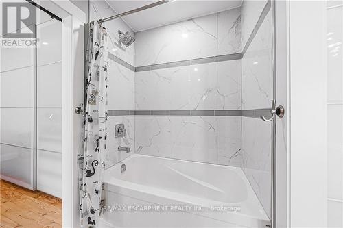 829 Forest Glen Avenue, Burlington, ON - Indoor Photo Showing Bathroom