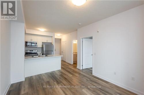 417 - 5055 Greenlane Road, Lincoln, ON - Indoor Photo Showing Kitchen With Double Sink