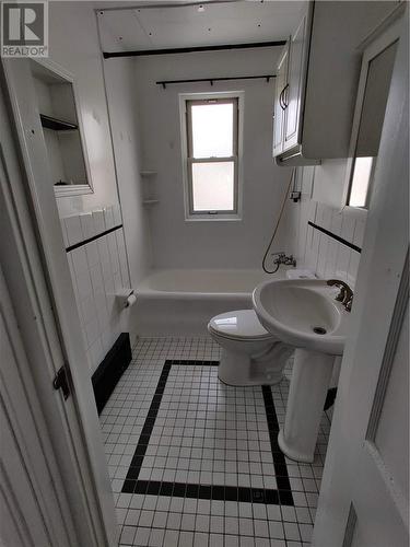 218 Regent Street, Sudbury, ON - Indoor Photo Showing Bathroom