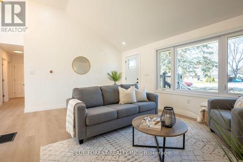 416 Indian Creek Road, Chatham-Kent (Sw), ON - Indoor Photo Showing Living Room