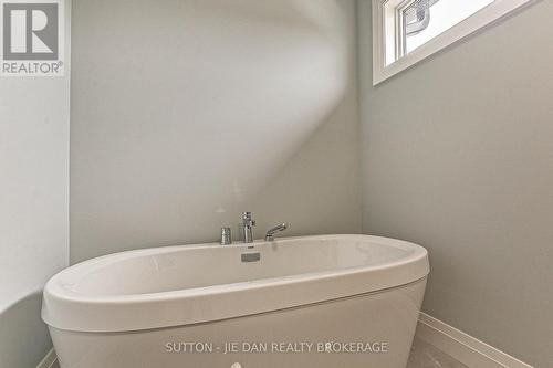 98 Locky Lane, Middlesex Centre (Komoka), ON - Indoor Photo Showing Bathroom