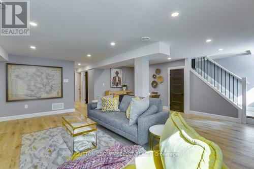 988 Glenbanner Road, London, ON - Indoor Photo Showing Living Room