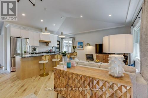 988 Glenbanner Road, London, ON - Indoor Photo Showing Kitchen With Upgraded Kitchen