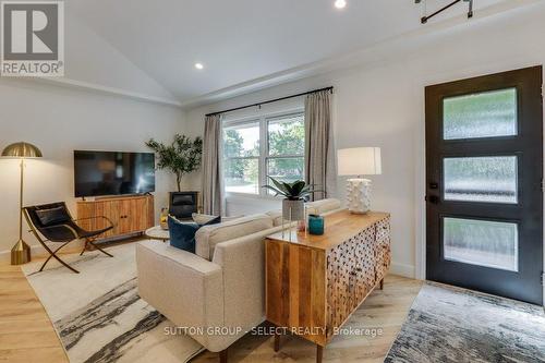 988 Glenbanner Road, London, ON - Indoor Photo Showing Living Room