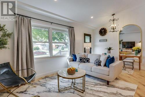 988 Glenbanner Road, London, ON - Indoor Photo Showing Living Room