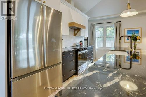 988 Glenbanner Road, London, ON - Indoor Photo Showing Kitchen With Upgraded Kitchen