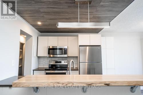 705 - 363 Colborne Street, London, ON - Indoor Photo Showing Kitchen With Upgraded Kitchen