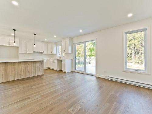 Salon - 721 Rue Des Saules, Coaticook, QC - Indoor Photo Showing Kitchen