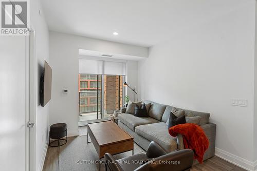 516 - 100 Eagle Rock Way, Vaughan, ON - Indoor Photo Showing Living Room