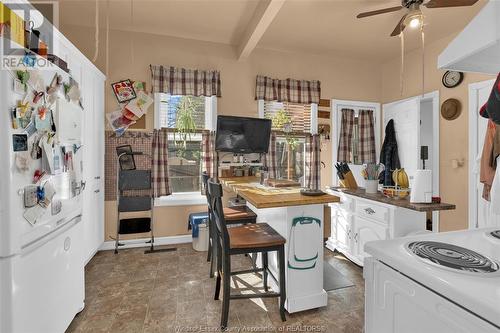 877 Hall Avenue, Windsor, ON - Indoor Photo Showing Kitchen