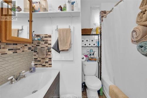 877 Hall Avenue, Windsor, ON - Indoor Photo Showing Bathroom