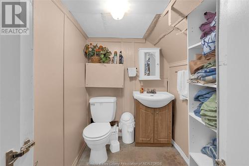 877 Hall Avenue, Windsor, ON - Indoor Photo Showing Bathroom