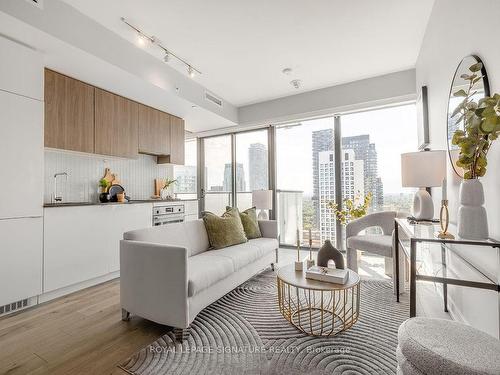 3602-161 Roehampton Ave, Toronto, ON - Indoor Photo Showing Living Room