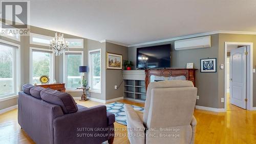 204 Third Street, West Elgin (Rodney), ON - Indoor Photo Showing Living Room