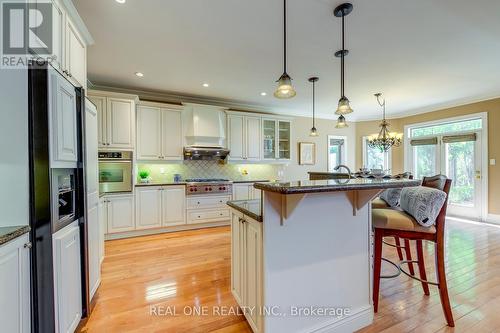 1033 Kestell Boulevard, Oakville, ON - Indoor Photo Showing Kitchen With Upgraded Kitchen