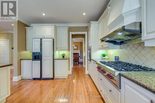 1033 Kestell Boulevard, Oakville, ON - Indoor Photo Showing Kitchen With Upgraded Kitchen