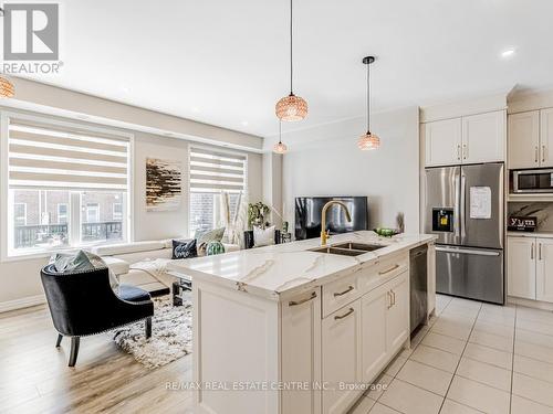 128 Burnhamthorpe Road E, Oakville, ON - Indoor Photo Showing Kitchen With Double Sink With Upgraded Kitchen