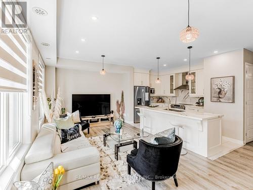 128 Burnhamthorpe Road E, Oakville, ON - Indoor Photo Showing Living Room