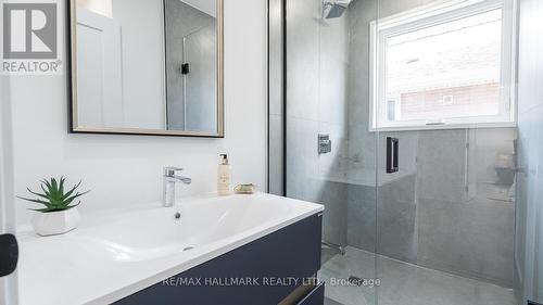 118 Clifton Avenue, Toronto, ON - Indoor Photo Showing Bathroom