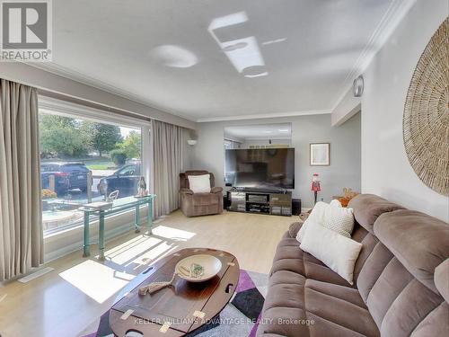 546 Sheppard Avenue, Pickering, ON - Indoor Photo Showing Living Room