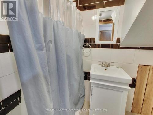 546 Sheppard Avenue, Pickering, ON - Indoor Photo Showing Bathroom