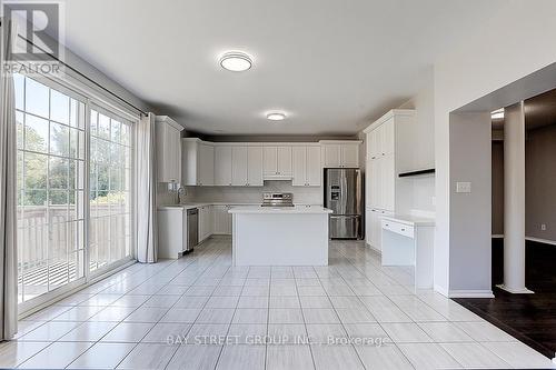 2433 Equestrian Cres Crescent, Oshawa, ON - Indoor Photo Showing Kitchen