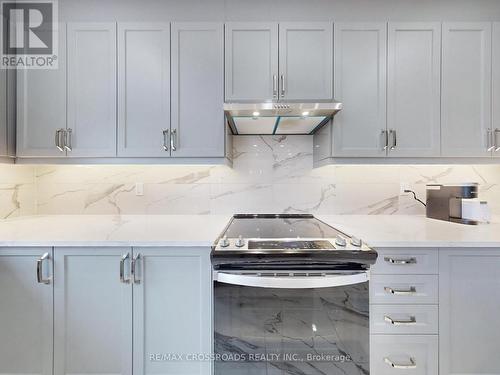 68 Kentledge Avenue, East Gwillimbury, ON - Indoor Photo Showing Kitchen