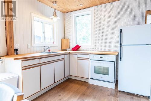 2095 Sunnyside Road, Sudbury, ON - Indoor Photo Showing Kitchen