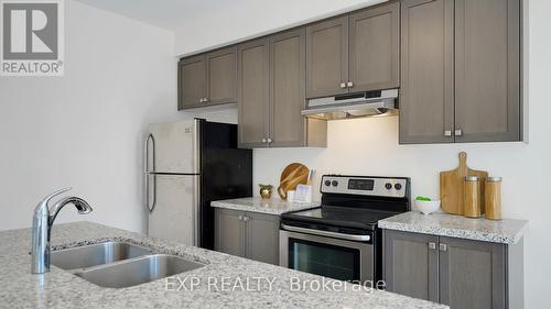 7 Breyworth Road, Markham, ON - Indoor Photo Showing Kitchen With Double Sink