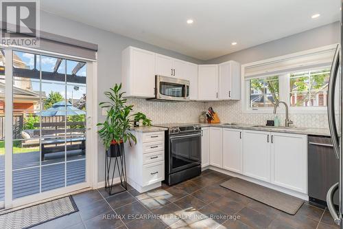 3247 Steeplechase Drive, Burlington, ON - Indoor Photo Showing Kitchen