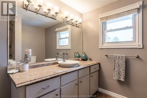 70 Northland Drive, Chatham, ON - Indoor Photo Showing Bathroom