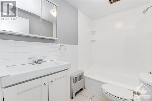 214 Carillon Street, Ottawa, ON - Indoor Photo Showing Bathroom