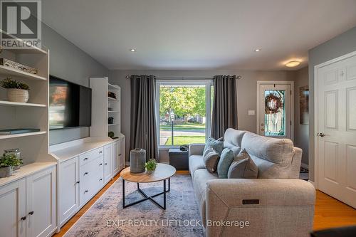 977 Barnardo Avenue, Peterborough (Northcrest), ON - Indoor Photo Showing Living Room