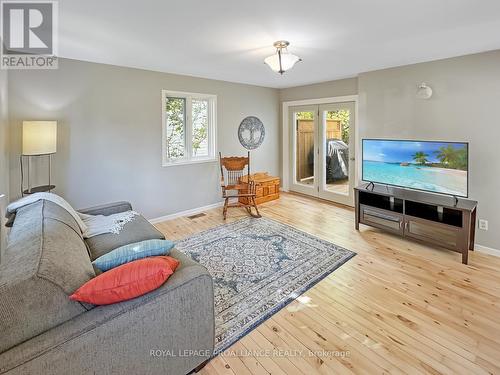 44 Mcgowan Street, Tweed, ON - Indoor Photo Showing Living Room